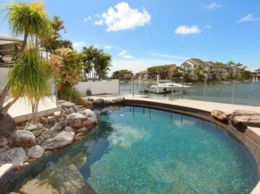 Гостиница Yulunga 20 - Four Bedroom Canal Home with Pool  Мулулаба